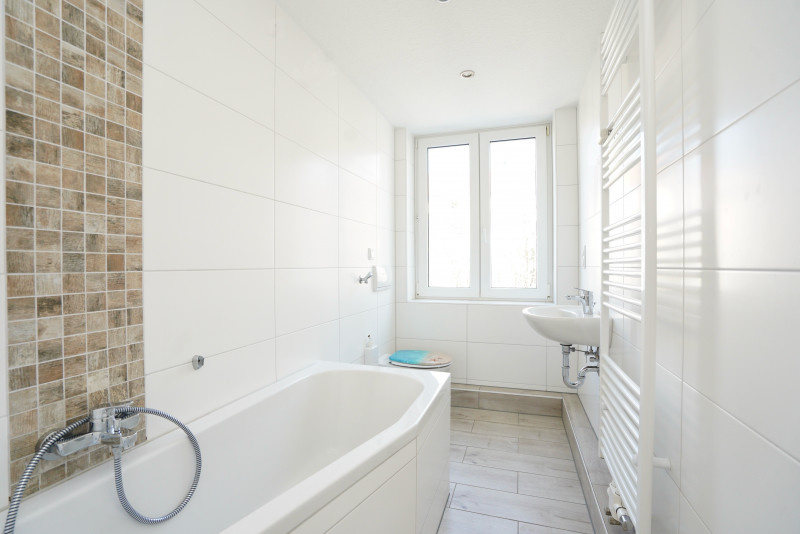 Modernes Bad mit Fenster / Balkon / Helle Wohnung